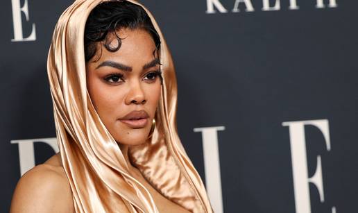 FOTO Gole grudi, gola le&dstrok;a i trbu&scaron;njaci: Ova dama oduzela je dah mnogima u zlatnoj haljini