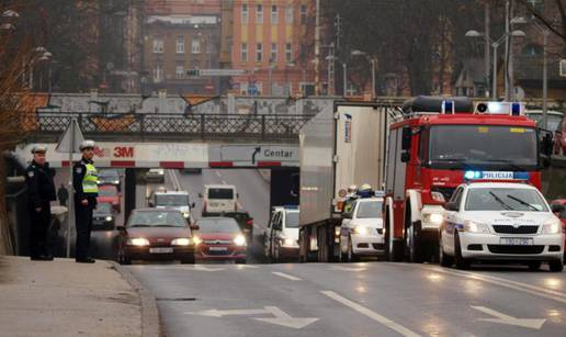 Sudarili su se šleper i taksi u Miramarskoj, stvaraju se gužve