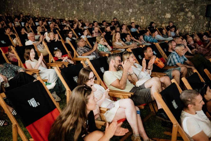FOTO U ljetnom kinu tražila se ležaljka više: Evo kako je bilo drugog dana Slano Film Daysa