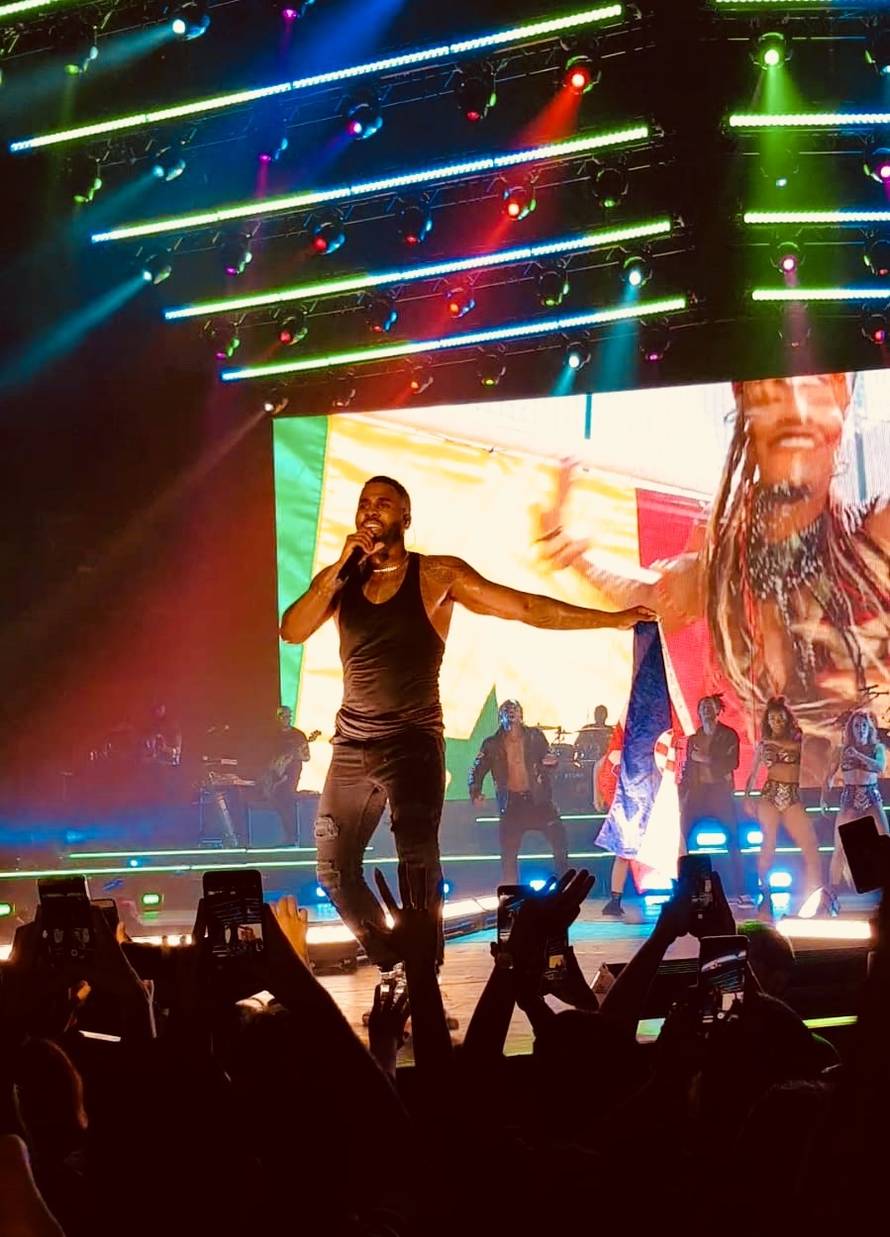 Jason Derulo hoda pomoću štaka, fanovi zabrinuti da neće moći nastupiti na Super Bowlu