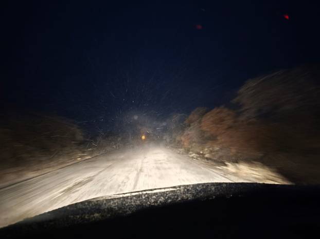 FOTO Smrznuti Knin: Pucaju stabla i grane, putnici satima zaglavljeni u vlaku...