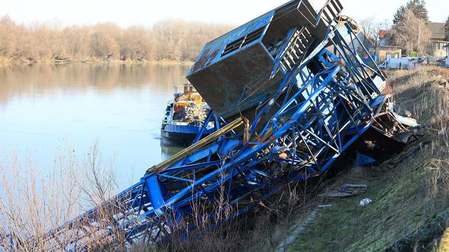 Osijek: Četiri osobe ozlijeđene pri padu velike lučke dizalice