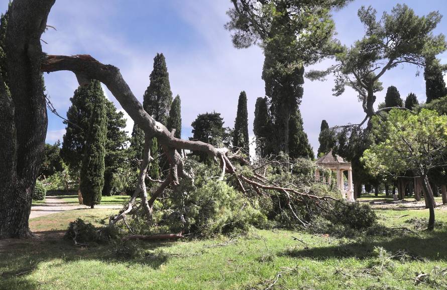 Spomen groblje Sustipan u Splitu zbog nevremena zatvoreno za posjetitelje 
