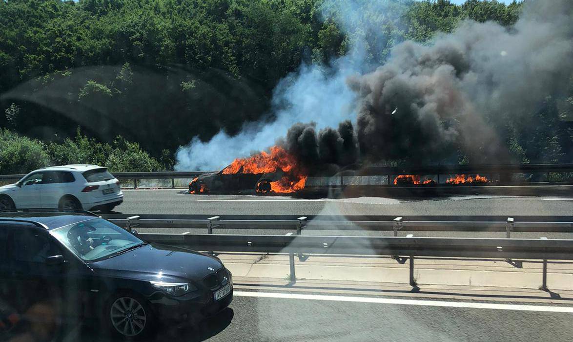 VIDEO Kolone na autocesti, auto u plamenu, zapalio se u vožnji