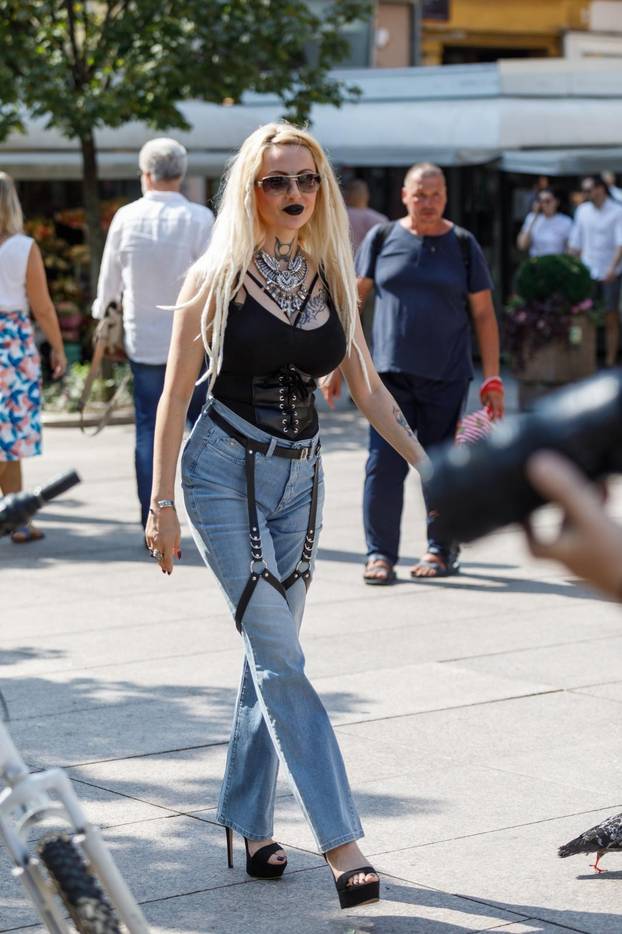 Provokativna Alex Ognjena šeta špicom u kožnim halterima