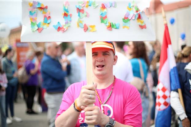 Zagreb: Okupljanje sudionika Hoda za život ispred HNK