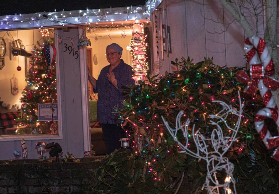 Najljepši dar: Učenici bolesnoj učiteljici pjevali božićne pjesme