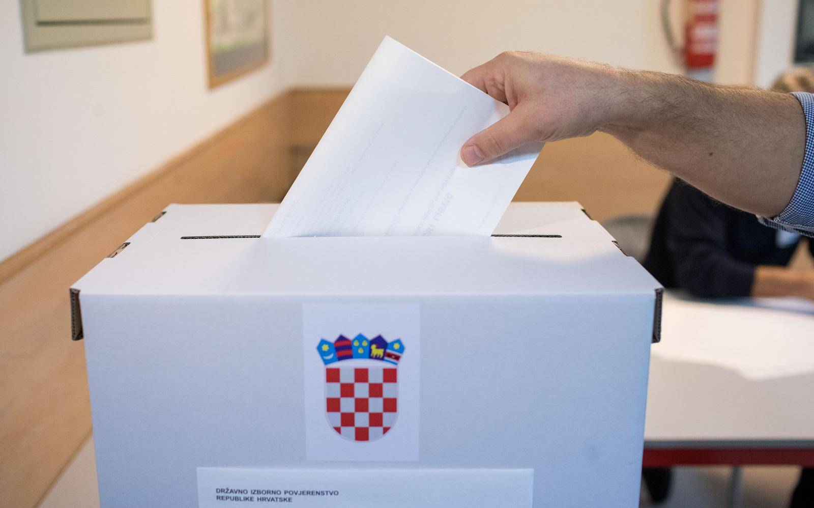 U 7 sati otvorena su biračka mjesta za izbor predsjednika Republike Hrvatske