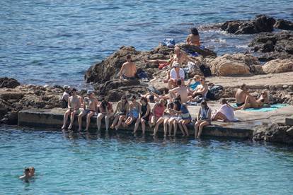 FOTO Stiže jesen, a na plaži u Dubrovniku se traži mjesto više!