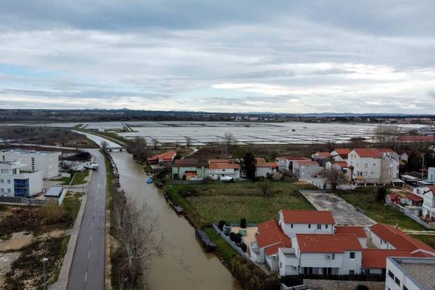 Nin: Pogled iz zraka na poplavljeno područje gdje je voda na cestu izbacila brod