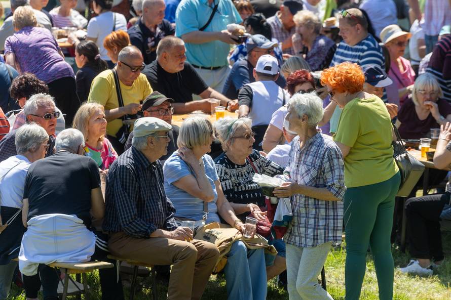 Osijek. Podjela graha na lijevoj obali Drave na Praznik rada