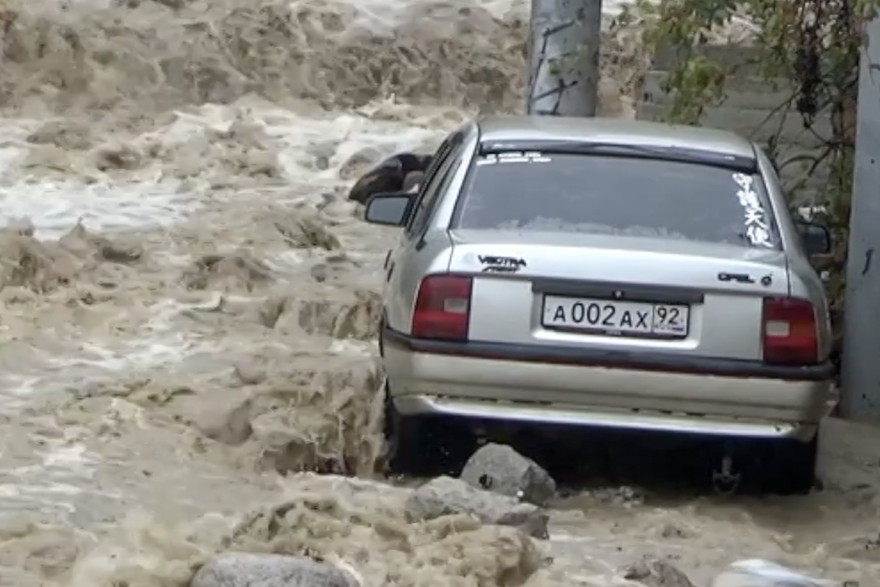 Stanovnici Krima bore se s bujičnim poplavama