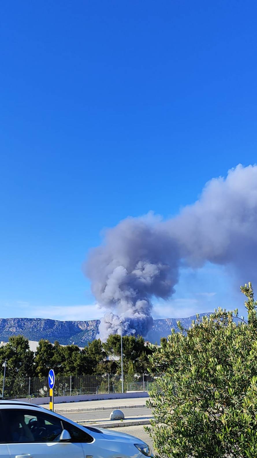 FOTO Požar u Kaštel Sućurcu još nisu proglasili ugašenim, rade na sanaciji. Šteta će biti velika?
