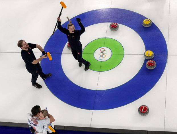 FOTO Slovenci prvi u skijaškim skokovima, brat i sestra osvojili zlato u curlingu, Shiffrin druga