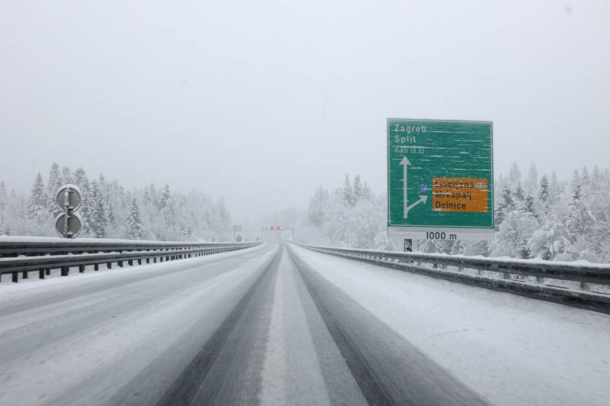 Zbog snijega otežan promet u Gorskom kotaru