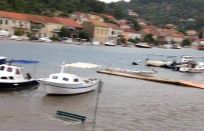 Plimni val pogodio Vela Luku i okolicu Dubrovnika, tuča u Istri