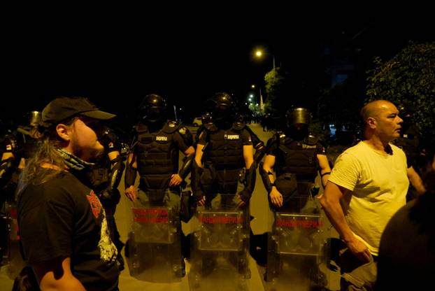 Novi Sad: Plato ispred Filozofskog fakulteta okupirala je policija zbog paljena vatrometa