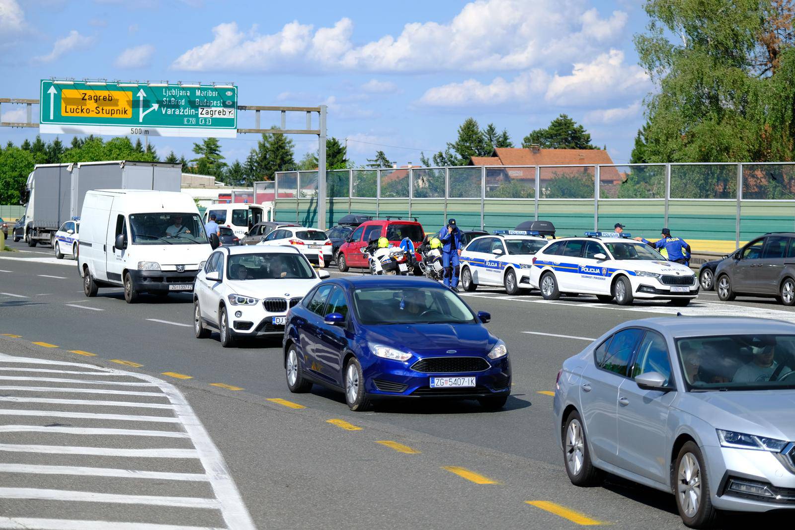 Dolazak Torcide na naplatnim postajama Lučko