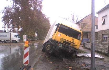 Izletio kroz šajbu teretnog kamiona, lakše se ozlijedio