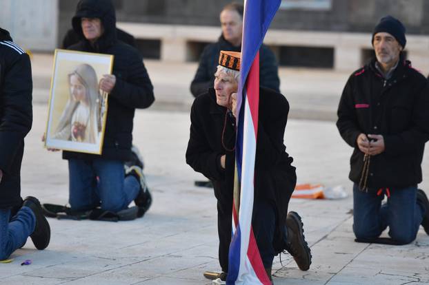 Šibenik: Molitelji krunice svake prve subote na gradskom trgu