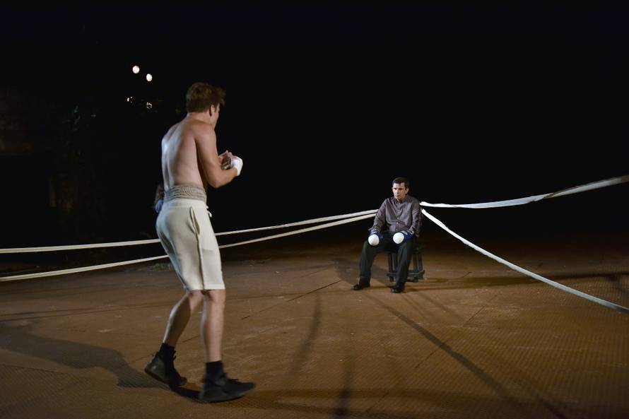 Na premijeri su boksački šampioni skandirali Šampionu