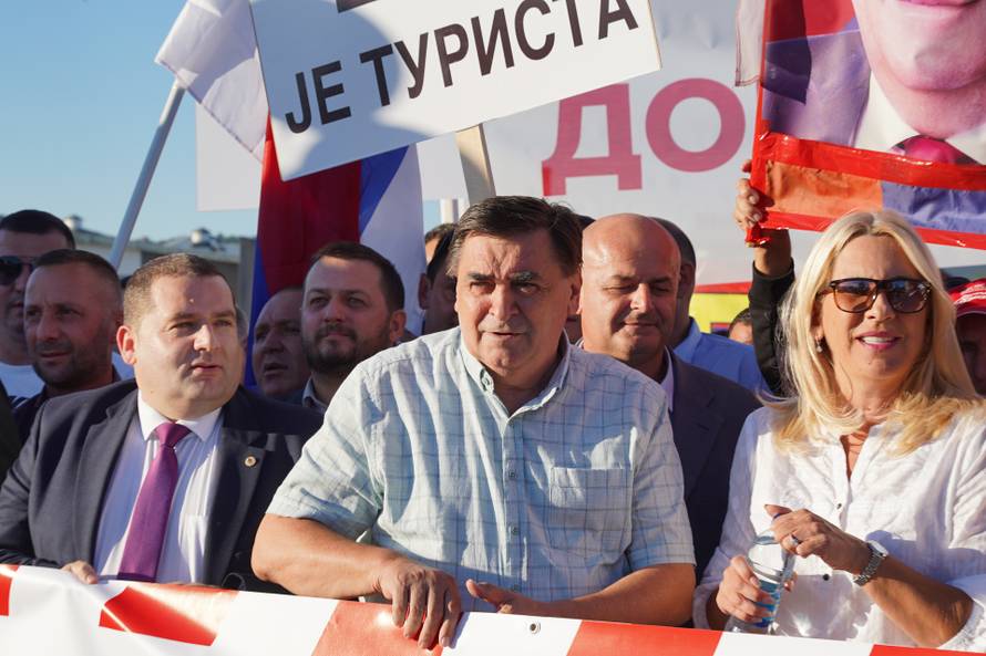 Doboj: Prosvjed podrške Miloradu Dodiku 