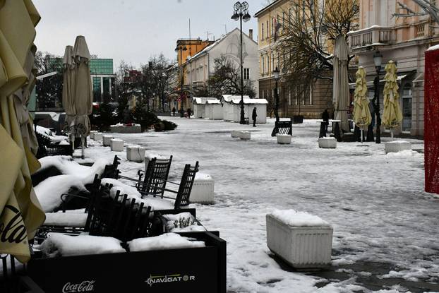 Zaleđene prometnice i javne površine Slavonskog Broda otežavaju kretanje građana