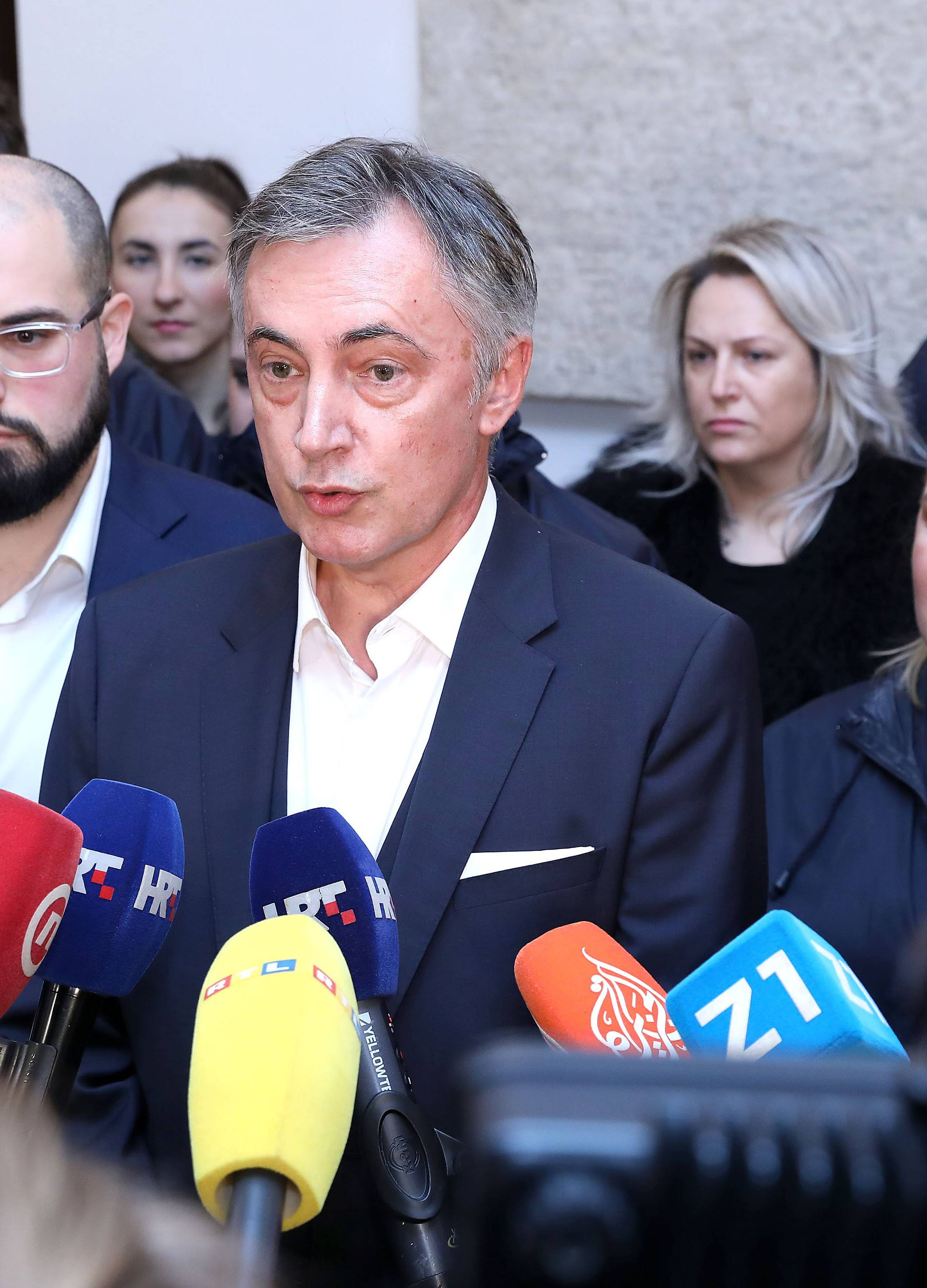 Zagreb: Miroslav Škoro predao je Drzavnom izbornom povjerenstvu kandidaturu za izbore