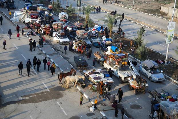 Displaced Palestinians wait to be allowed to return to their homes in northern Gaza, in the central Gaza Strip