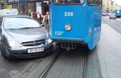 Automobilom  je neoprezno izletila pred tramvaj u Ilici
