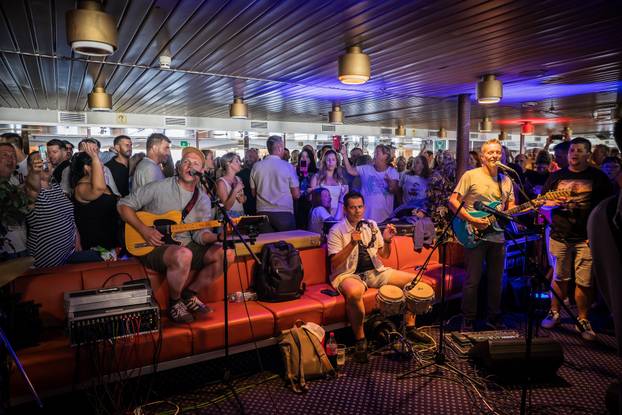 Split: Atmosfera na trajektu koji vozi na koncert Trag u beskraju
