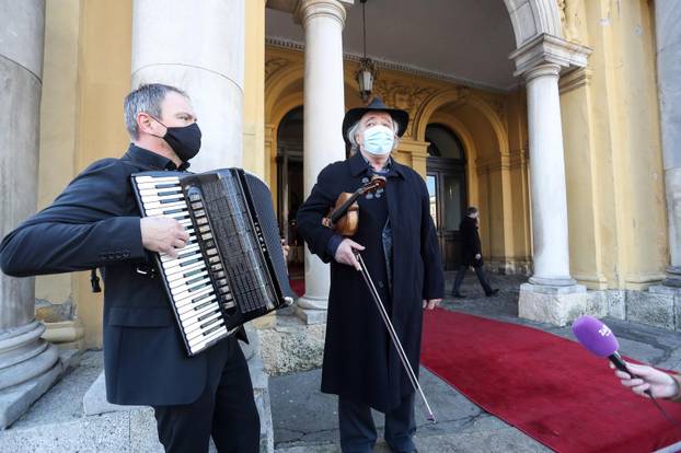 Zagreb: Građani na videozidu prate komemoraciju povodom smrti gradonačelnika Bandića