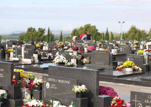 Šibenik: Na blagdan Svih svetih gra?ani posje?uju grobove svojih najmilijih
