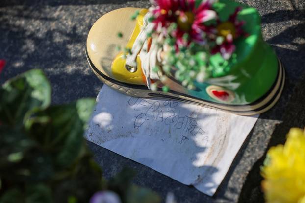 Zagreb: Grob obitelji ukrašen raznim figuricama Noći vještica