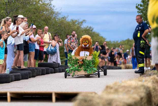 Senj: Održana 1. Senjska maškarana utrka 'Gravity race Senj 2025' podno tvrđave Nehaj