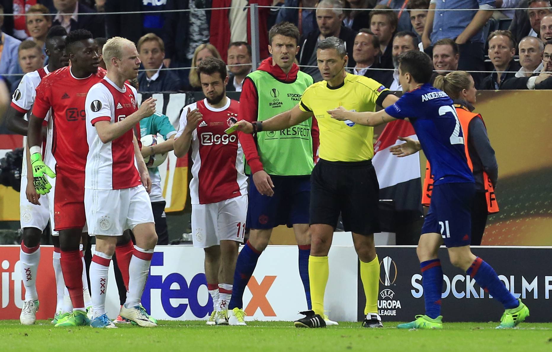 Referee Damir Skomina with Manchester United's Ander Herrera and Ajax's Davy Klaassen