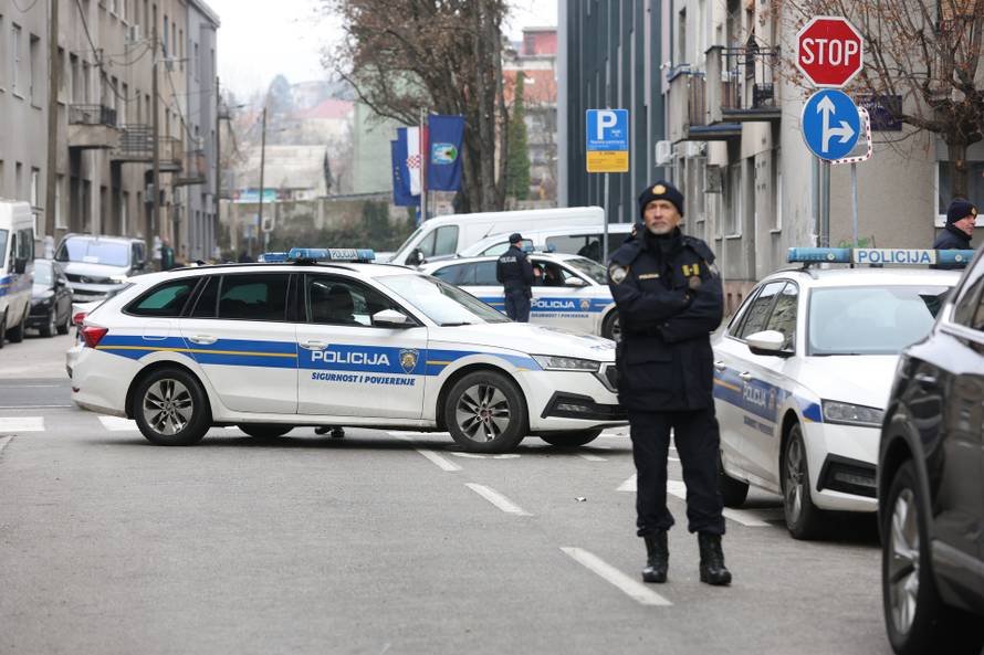 Prosvjednici  su stigli pred stan Tomislava Tomaševića i najavili  da će pjevati Thompsonove pjesme 