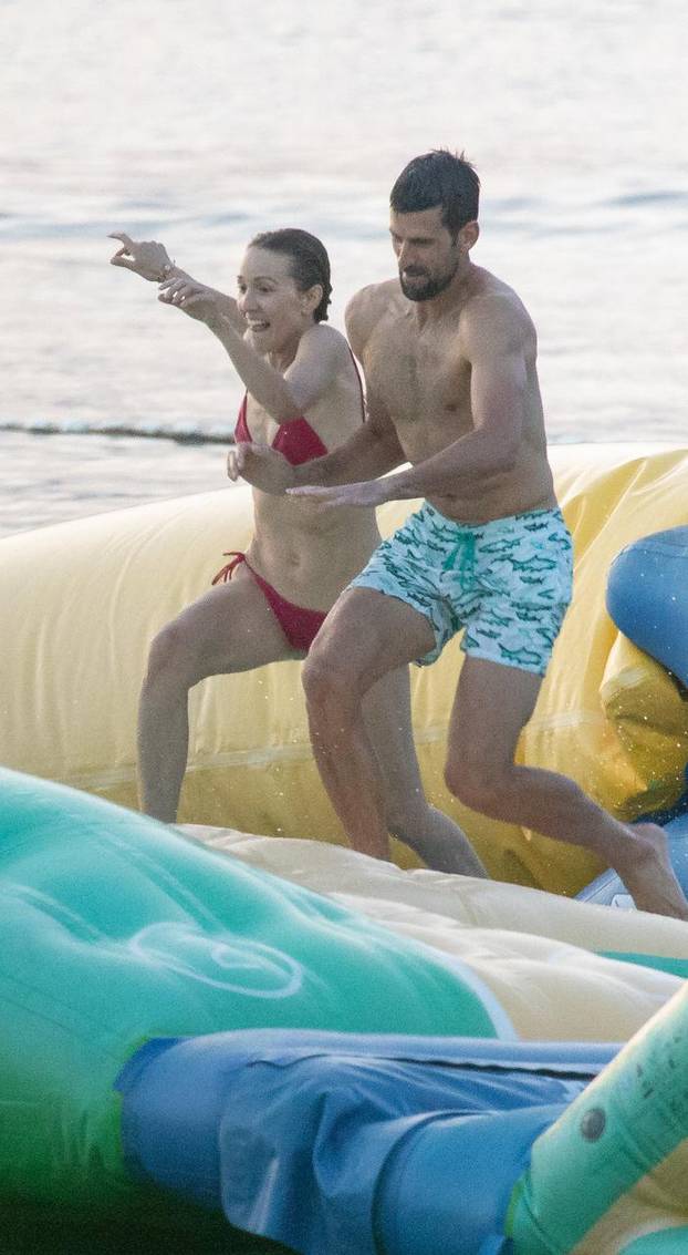 ARHIVA - Novak i Jelena Đoković  razmjenjivali nježnosti i zabavljali se s djecom u Dubrovniku