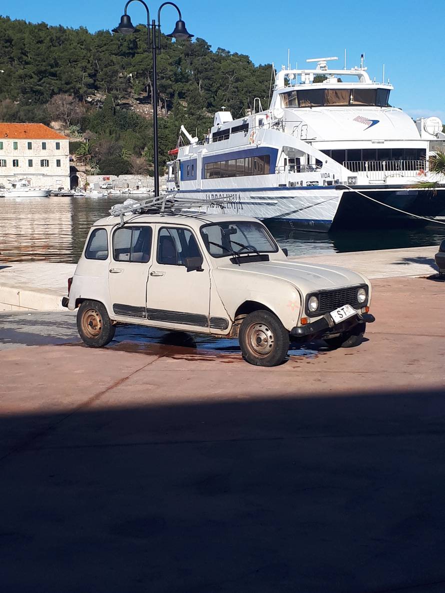 Zaboravio je povući kočnicu, otišao je na kavu, auto u more