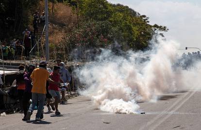 Policija je suzavcem rastjerala prosvjed migranata na Lezbosu