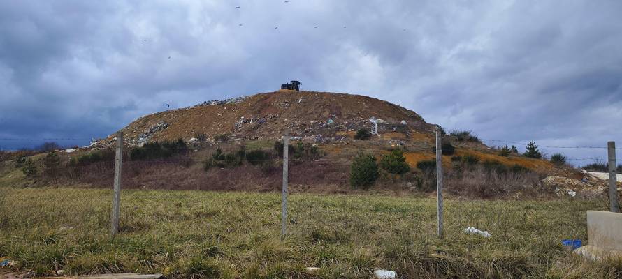 EKSKLUZIVNE SNIMKE: Opasni i plastični otpad bacali su i na gradsko odlagalište u Gospiću!
