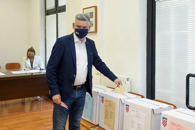 Pula: Kandidat za župana Boris Miletić sa suprugom Larom izašao na biralište