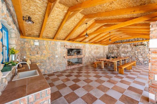 FOTO Najjeftinija vila na otoku Pašmanu ima bazen, ljetnu kuhinju i 300 metara do plaže!