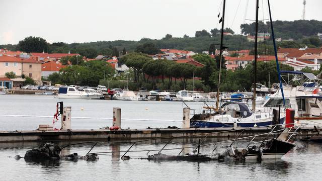 Medulin: Požar na brodovima u marini.