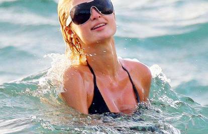 Kreativni odmor: Paris Hilton surfa na Havajima