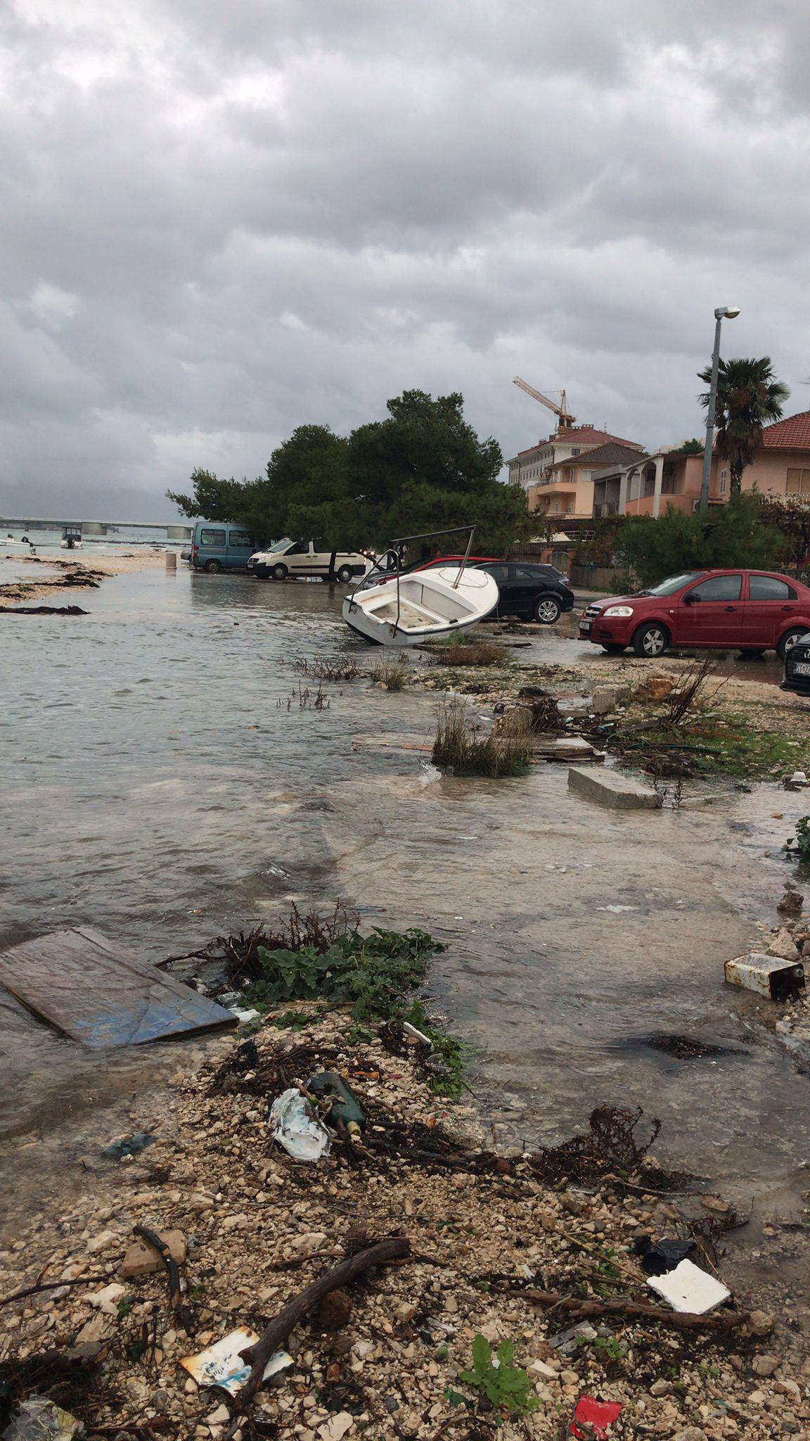 UŽIVO Diljem obale poplavljene ceste, tržnice i kafići. U Bakru zabilježena povijesna plima