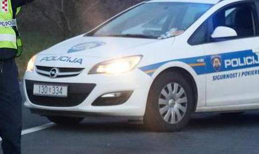 Sletio s ceste kod Slavonskog Broda, probio ogradu i ušao u kanal: Teško je ozlijeđen