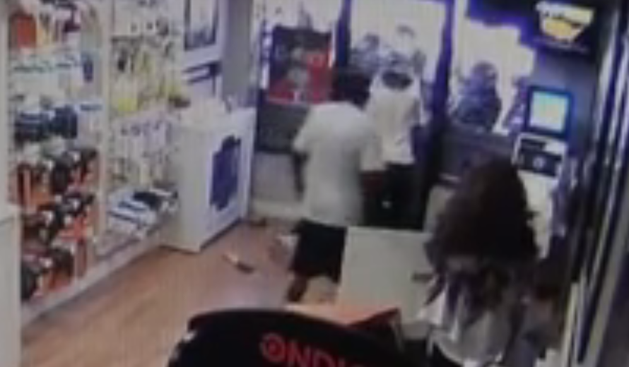 Ostali zatočeni u trgovini koju su pljačkali, ljudi im se smijali