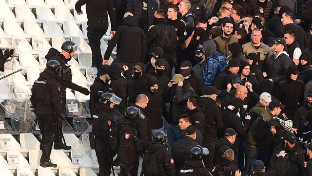 Beograd: Nakon sukoba policije i Grobara prekinut susret Čukaričkog i Partizana