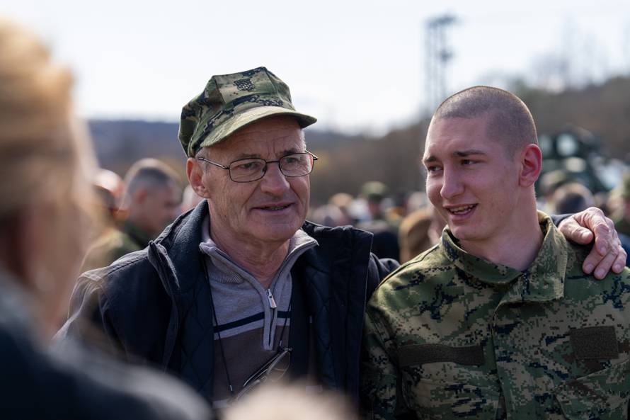 Svečana prisega ročnika na temeljnom vojnom osposobljavanju u Slunju